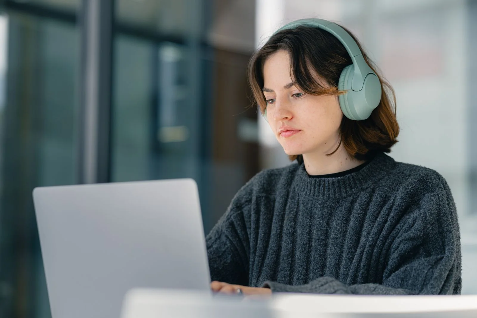 Aspirant preparing through a focused online study session on a laptop